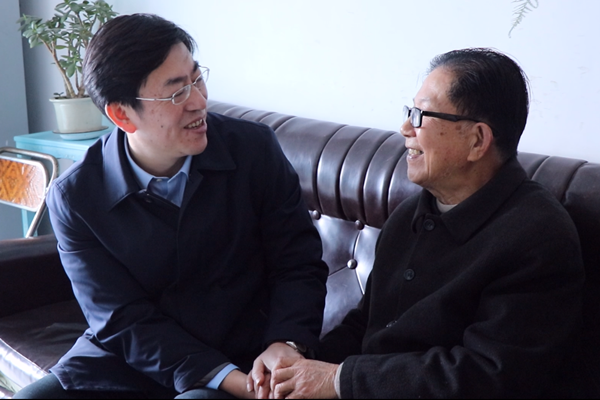 徐俊军走访渔村老党员并征询意见.png